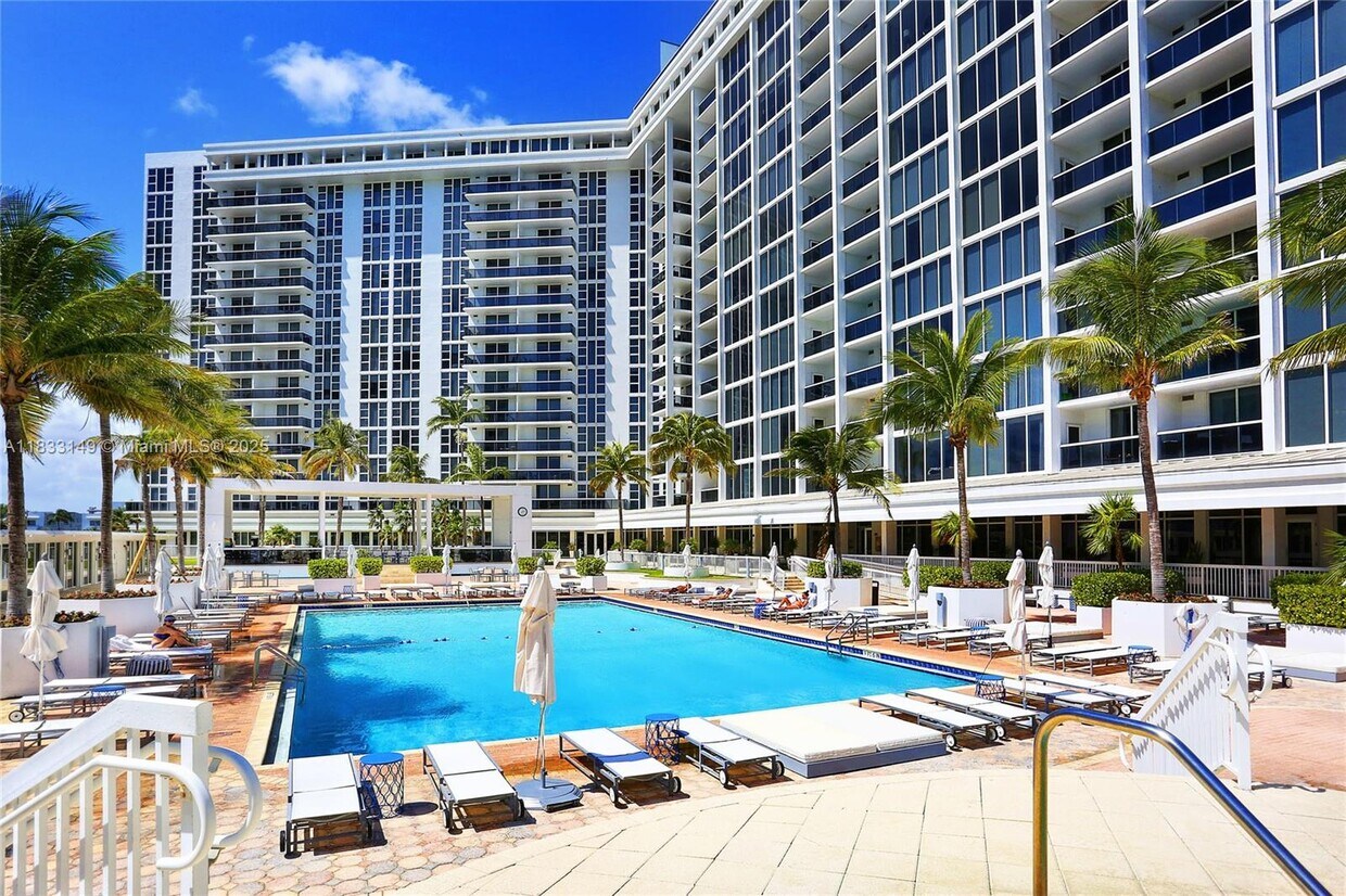Primary Photo - 10275 Collins Ave