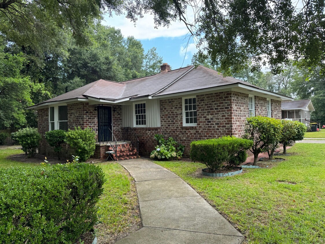 Primary Photo - 4062 Columbia Ave