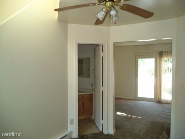 Building Photo - 2 br, 1.5 bath Townhome - 943 Orchard Dr