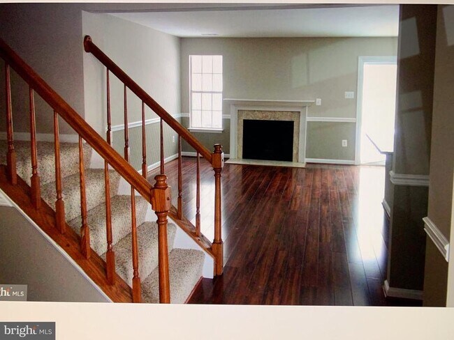 Foto del edificio - 910 Wind Ridge Dr