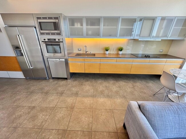 Building Photo - BEAUTIFUL, TURN-KEY HIGH-FLOOR CONTEMPORAR...