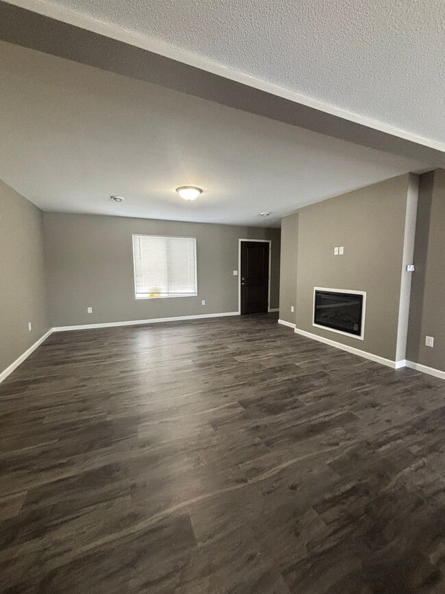 Building Photo - 4 Bedroom Home