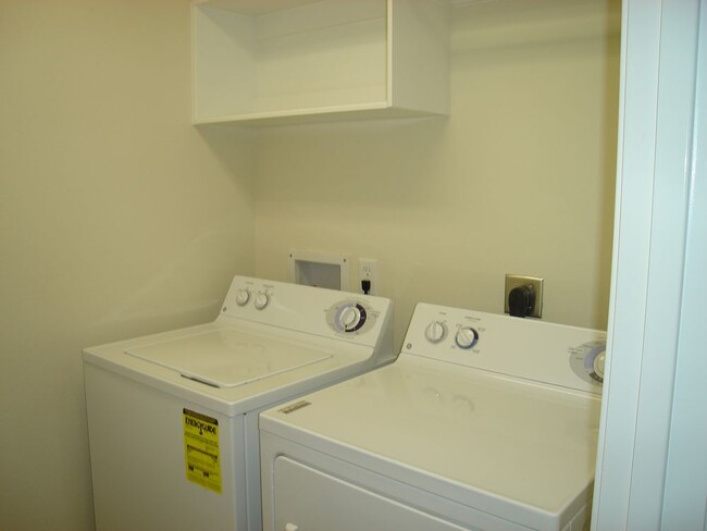 Building Photo - Cozy townhome in quiet neighborhood