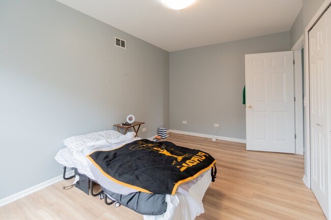 Foto del edificio - 2135 N Southport Ave