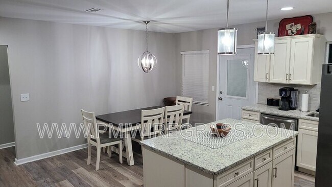 Foto del edificio - 347 Spruce Ln