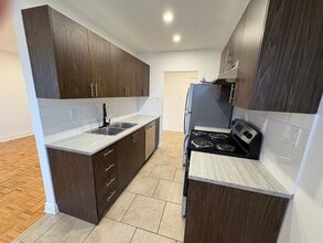 Building Photo - 21 Balmoral Ave S