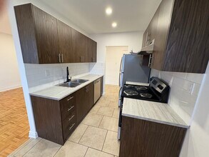 Building Photo - 21 Balmoral Ave S