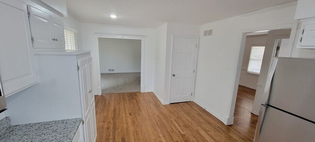 Building Photo - Modern Split level 4 bedroom 3 bath, renovated and bright! A must see!