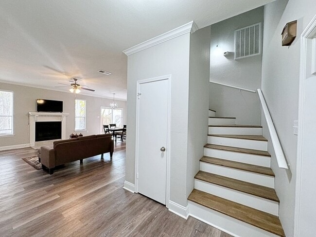 Building Photo - 4 Bedroom Furnished or UnFurnished rental