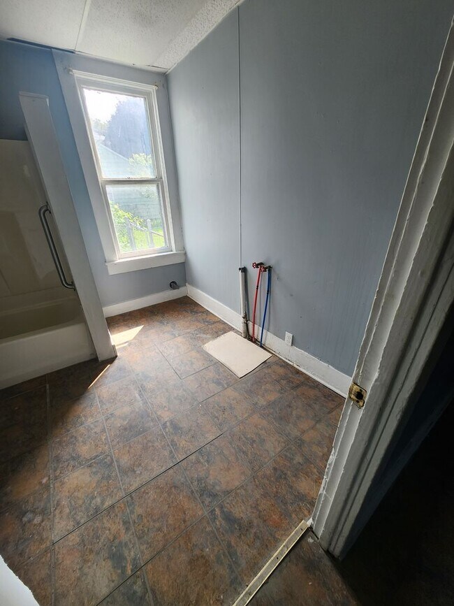 Building Photo - Lower2 bedroom unit