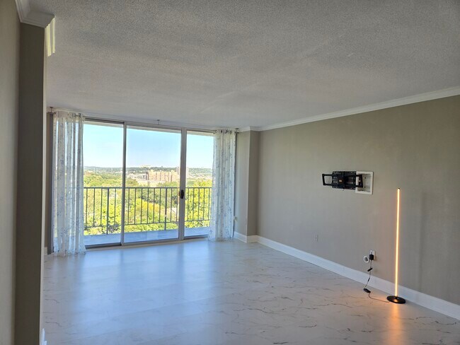 Sala de estar - 2059 Huntington Ave