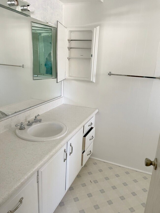 Foto del edificio - 444 Whispering Pines Dr