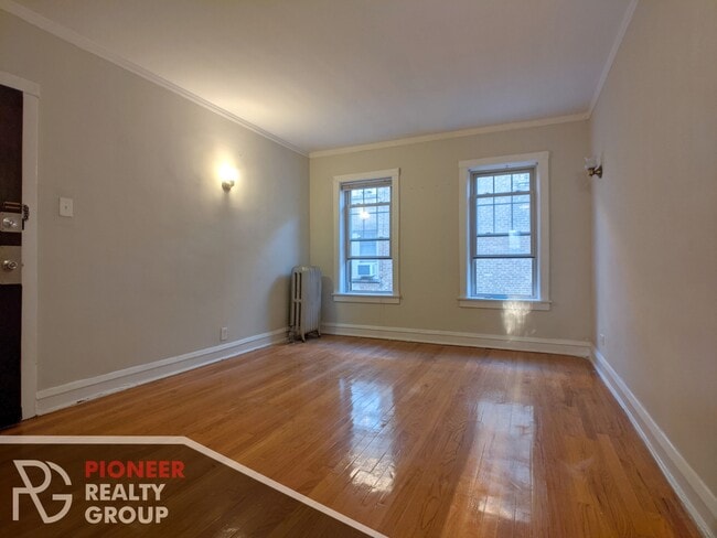 Building Photo - 2122 W Ainslie St