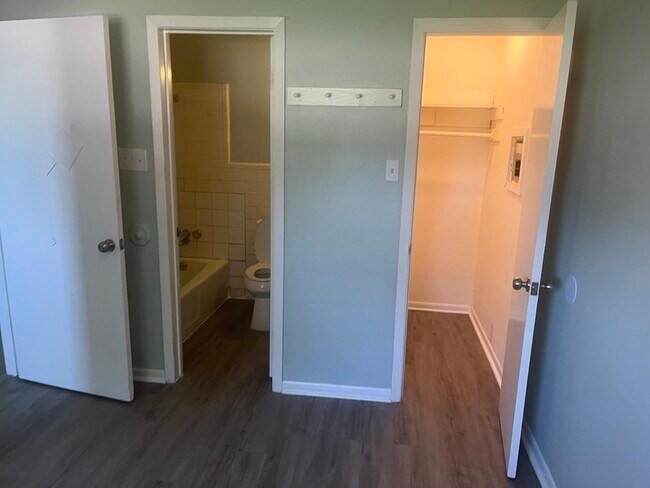 Foto del edificio - 214 E Reagan Ave