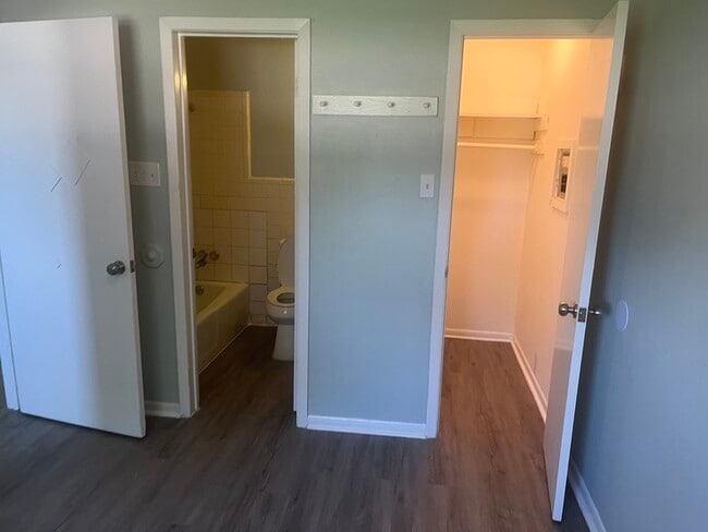 Building Photo - 214 E Reagan Ave