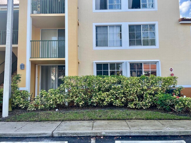 Building Photo - 160 Yacht Club Way