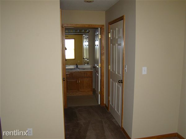 Building Photo - 622 Willow Ln