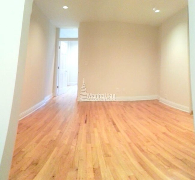 Building Photo - 215 E 84th St