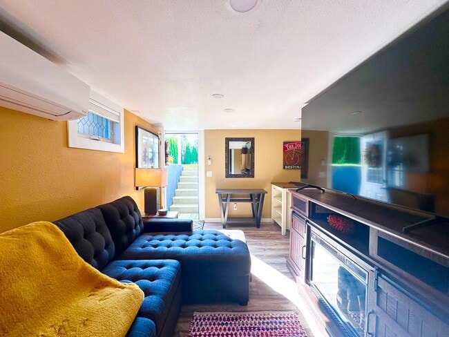 Foto del edificio - Modern Comfort Meets Convenience – Fully Furnished 2-Bedroom ADU in Milwaukie!