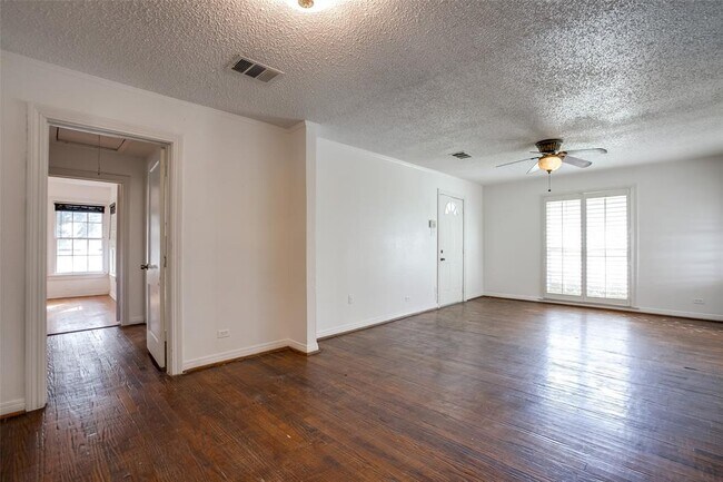 Foto del edificio - 1425 Cedar Crest Dr