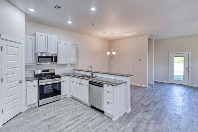 Foto del edificio - Brand New Construction! Lawn care provided!