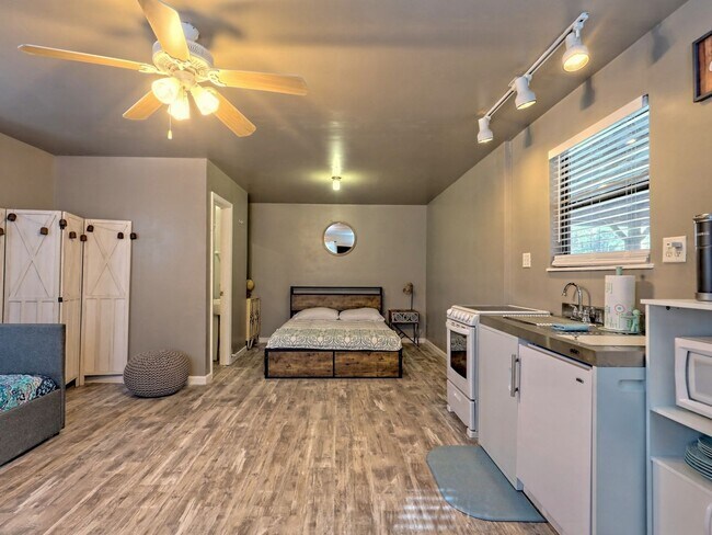 Building Photo - Beautiful  Renovated Studio Cottage