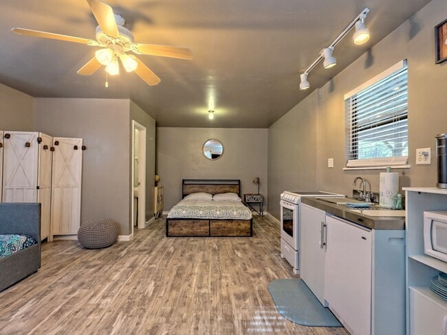 Foto del edificio - Beautiful  Renovated Studio Cottage