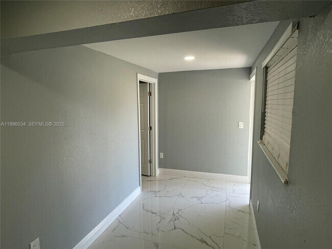 Foto del edificio - 1221 NE 210th Terrace