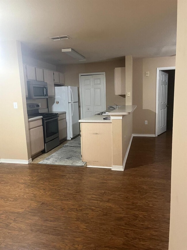 Building Photo - 5475 Vineland Rd