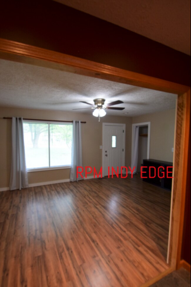 Building Photo - Spacious 3 Bed 1.5 Bath - Large Corner Lot...