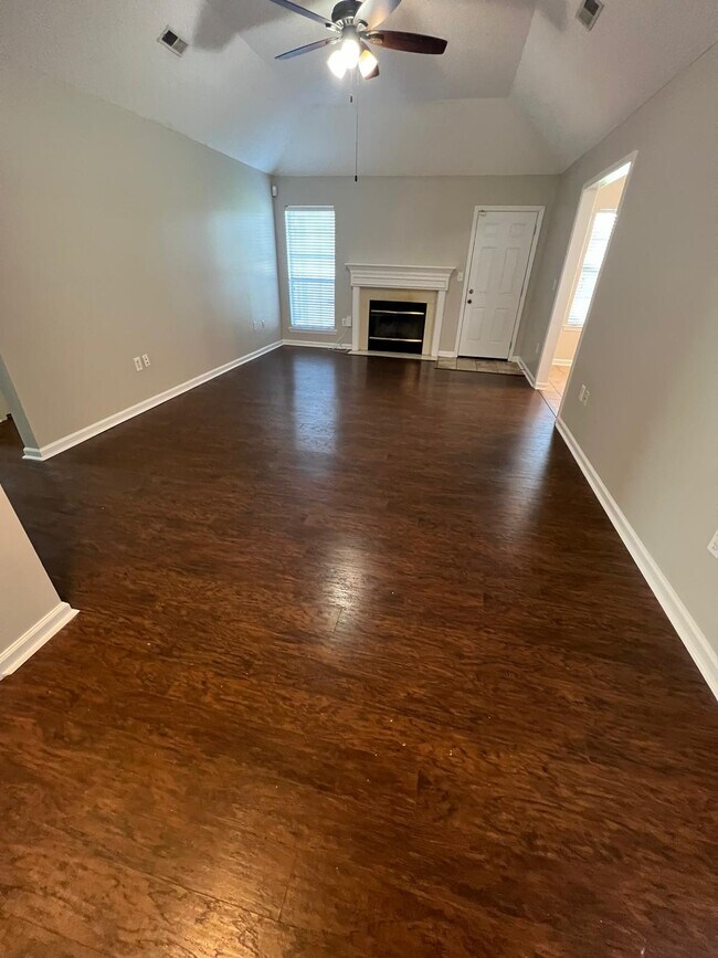 Foto del edificio - 5997 Vinemont Dr NW