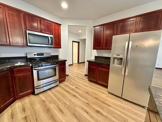 Building Photo - Spacious 4 bed fenced home in desirable Mi...