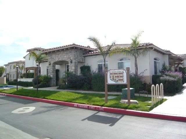 Building Photo - 3 Bedroom Condo in Sunrise Hills
