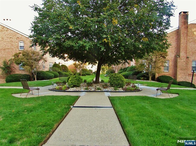 Foto del edificio - 522 Maple Ave