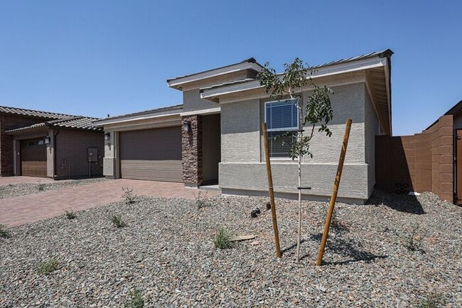 Foto del edificio - NEW 5 Bedroom 3 Bathroom Home Available fo...