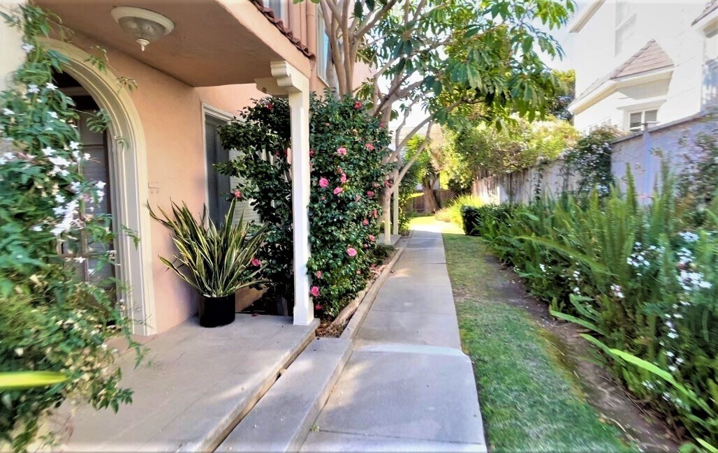Entry walkway - 333 N Swarthmore Ave