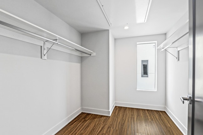 Building Photo - 2000 Lake Ave