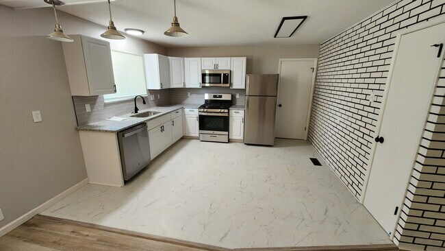 Foto del edificio - 2140 Teakwood Manor Dr