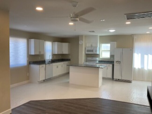 Kitchen - 1214 E Elm St House