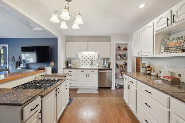 Building Photo - Fantastic 4 bedroom 2 bath home located in...