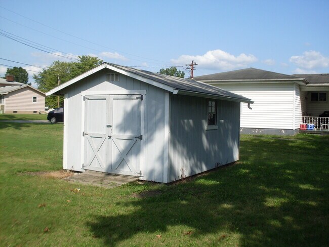 Building Photo - 915 Pinecrest Rd