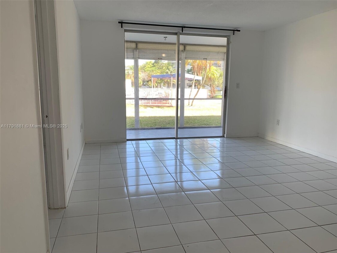 Foto principal - 2859 Leonard Dr