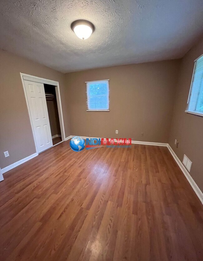 Building Photo - Well-kept spacious split-level home with u...