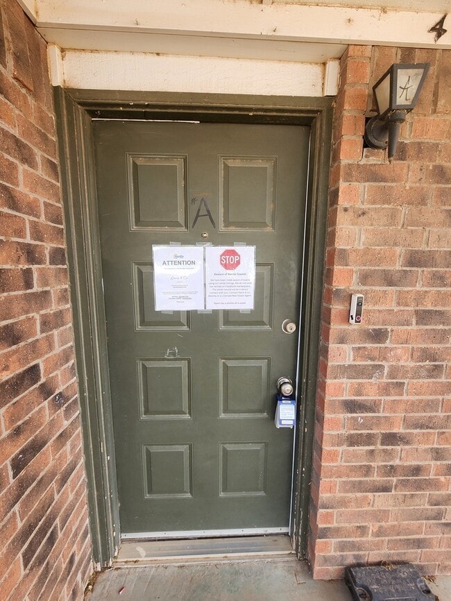 Foto del edificio - 3 bed 2 bath, 2 story townhome, 2 car garage