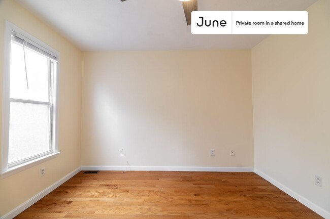 Foto del edificio - Private bedroom in 3 bed/2 bath Home