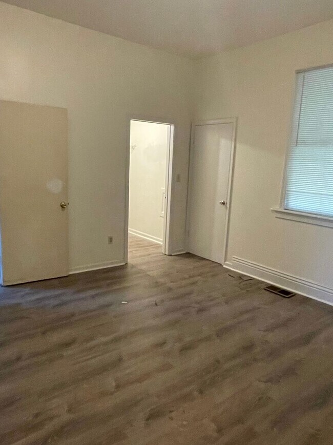 Foto del edificio - Updated three bedroom two bathroom home in...