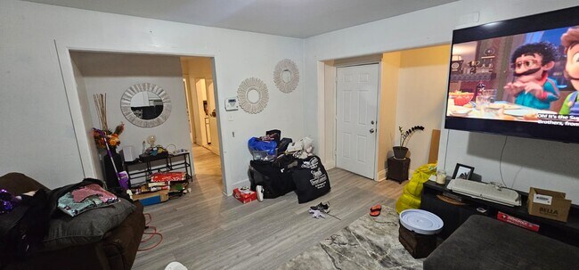 La sala de estar es lo suficientemente espaciosa como para añadir un comedor. - 157 N 15th St