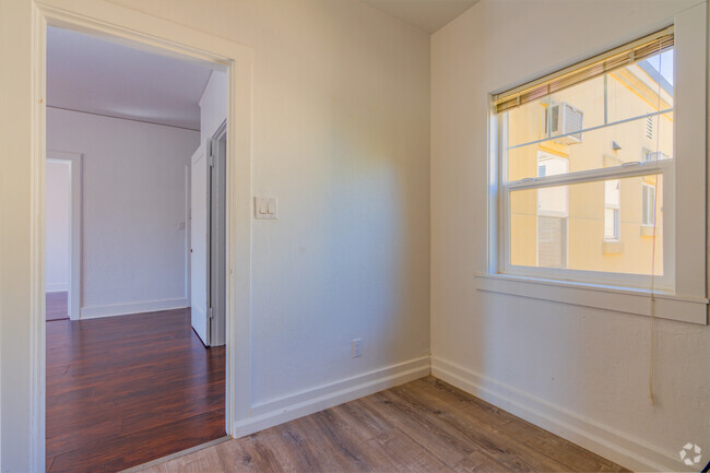 3BR, 1BA - 1200 SF - Comedor - Almond Heights