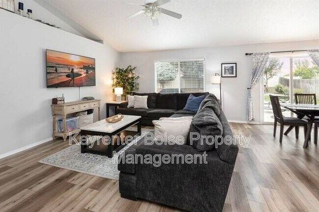 Building Photo - 879 N Traquair Pl