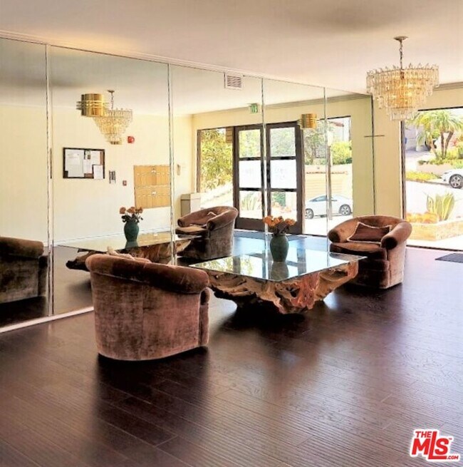 Foto del edificio - 10475 Ashton Ave